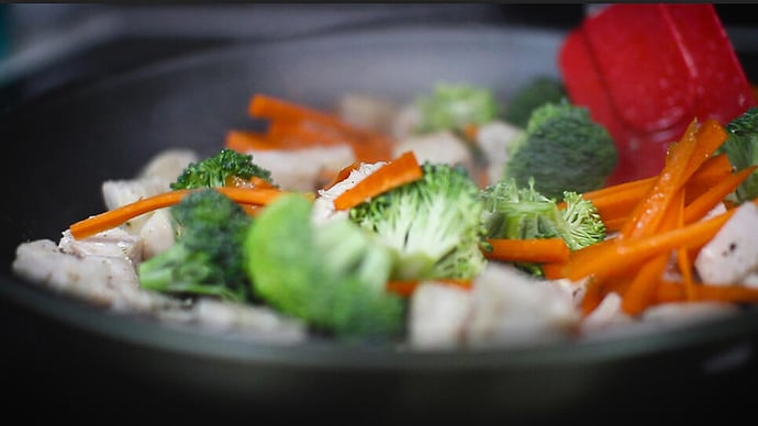 Chicken-&-Veg-stirred-in-pan